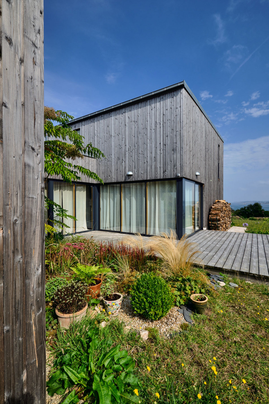 Maison CLT NOVATOP en Bretagne avec bardage vertical gris