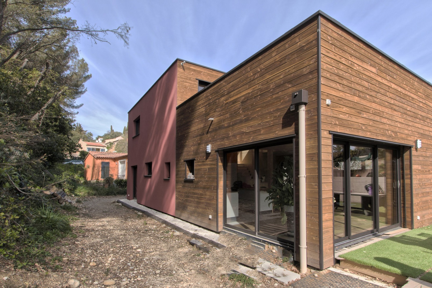 Bardage bois et finition avec enduit sur maison en bois CLT NOVATOP - Architecte : Philippe PARISOT