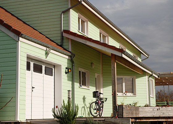 Entrée d'une maison NOVATOP avec terrasse et vélo